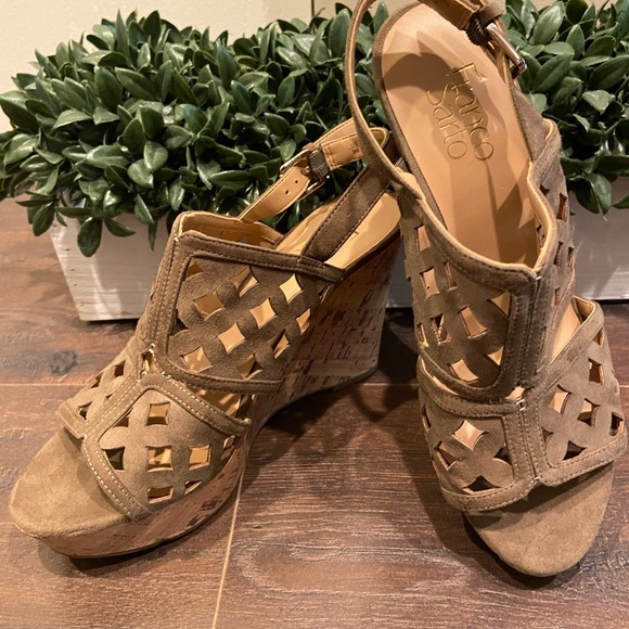 Franco Sarto Olive Green Wedge Sandals Size 9 NWOT - Picture 1 of 6